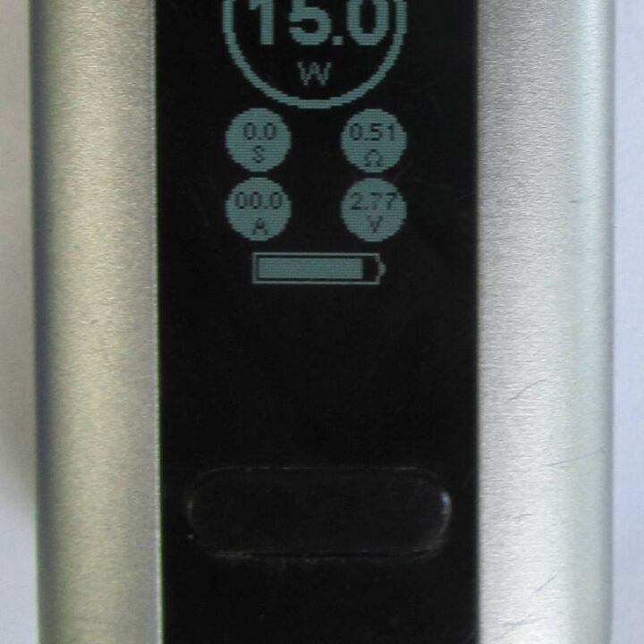 Nahaufnahme eines E-Zigaretten-Displays mit Watt-, Widerstands-, Spannungs- und Batteriesymbol