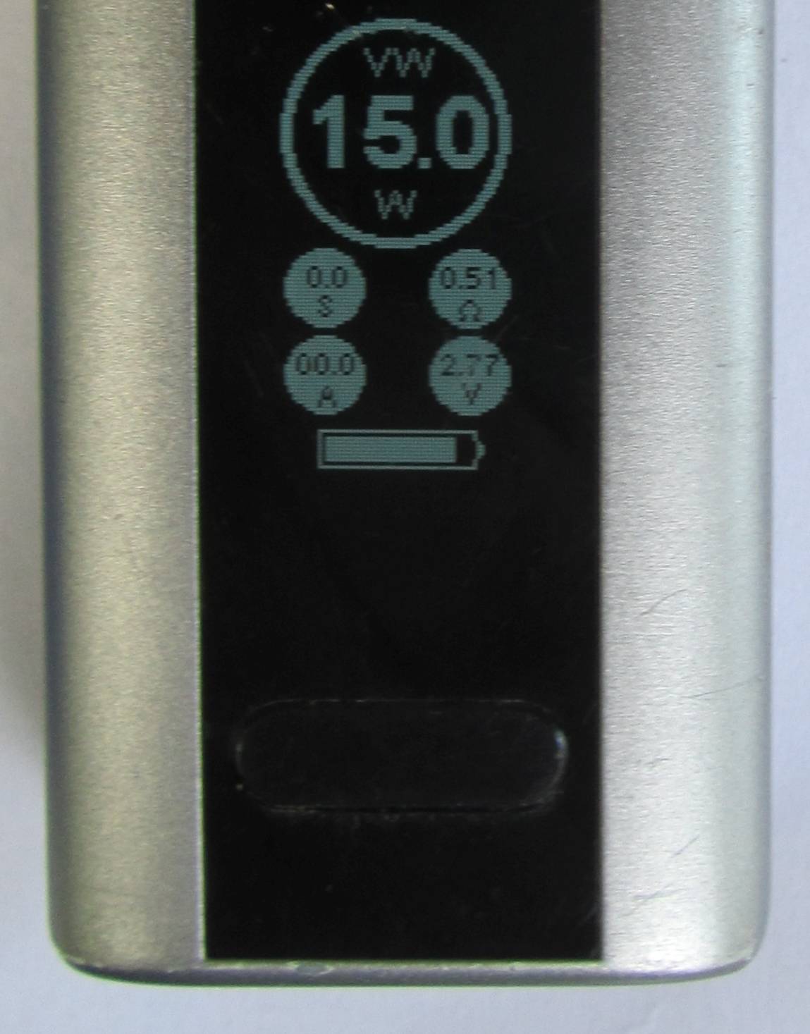 Nahaufnahme eines E-Zigaretten-Displays mit Watt-, Widerstands-, Spannungs- und Batteriesymbol